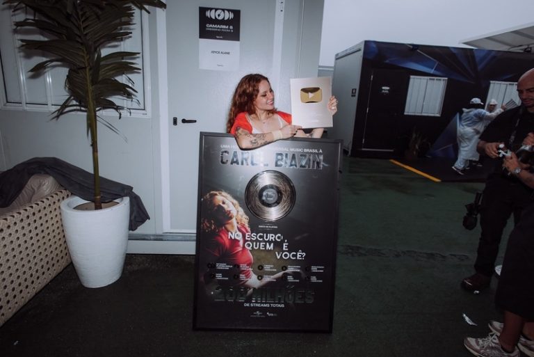 Carol Biazin recebe certificações da Universal Music Brasil