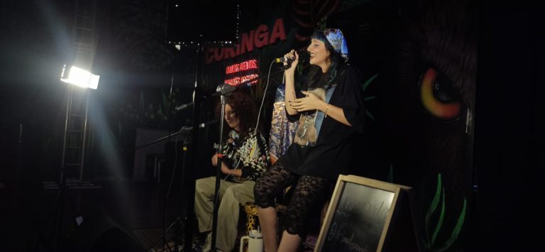 Jenni Mosello transforma “BRava” em uma experiência acústica e intimista em São Paulo
